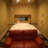 ホテル バリハイ(甲斐市/ラブホテル)の写真『110 室内　ベッドとソファー』by ドクターSEX