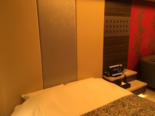 HOTEL AILU(アイル)(豊島区/ラブホテル)の写真『606号室 ベッド周り』by 口コミ野郎
