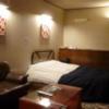 ル・ペイブラン(渋谷区/ラブホテル)の写真『503号室（浴室からベッド方向。ソファーと大きめテーブルがあります。ベッド頭部分の壁が剥がれてます）』by 格付屋