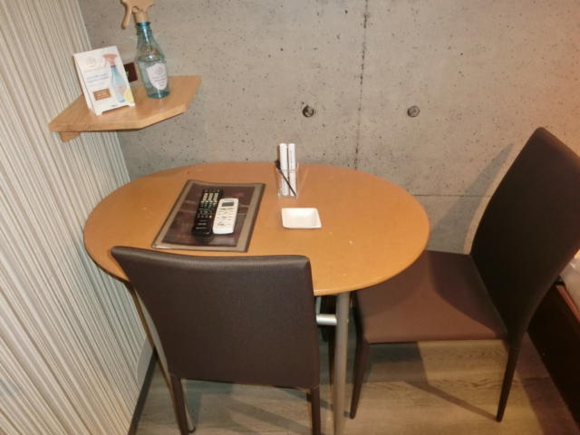 HOTEL Fine(ファイン)(新宿区/ラブホテル)の写真『306号室のテーブル、椅子2脚』by たけのこ