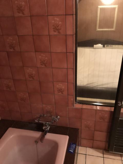 ミンク町田(相模原市/ラブホテル)の写真『（206号室）浴室３お風呂からベッド視線（ガラス張りです。）』by こーめー