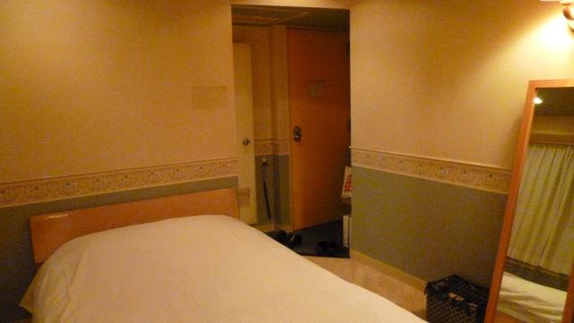 HOTEL K(新宿区/ラブホテル)の写真『305号室（部屋の奥から入口方向。移動式の鏡があります。）』by 格付屋