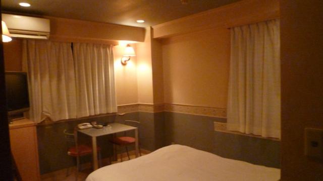 HOTEL K(新宿区/ラブホテル)の写真『305号室（入口から部屋方向。角部屋のため2方向が窓になっています。カーテンをめくると普通に外が見えます）』by 格付屋