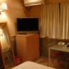 HOTEL K(新宿区/ラブホテル)の写真『305号室（ベッド頭から部屋奥方向。二人で落ち着いてご飯が食べられそうな大きさのテーブルがあります。椅子も2脚。TVの下に冷蔵庫があります）』by 格付屋