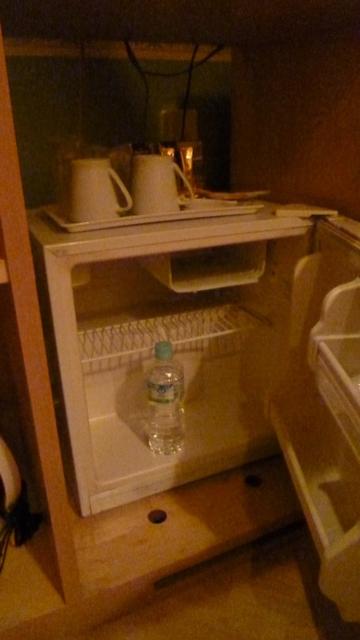 HOTEL K(新宿区/ラブホテル)の写真『305号室（TVの下に冷蔵庫があります。ペットボトルくらいしか入りません）』by 格付屋