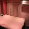 ホテル カラーズ(仙台市青葉区/ラブホテル)の写真『１０４号室、ベットと棚、テレビがあるだけ。正直ゆったりできない。』by Ｔすけ