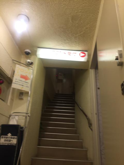 HOTEL Fine(ファイン)(新宿区/ラブホテル)の写真『入り口から2階エントランスを見上げる』by クタクタボウイ