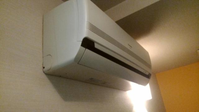 レンタルルーム コスモス(千代田区/ラブホテル)の写真『201号室のエアコン』by 上戸 信二