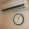 レンタルルーム オーロラ(荒川区/ラブホテル)の写真『305号室の時計、エアコン』by おこ