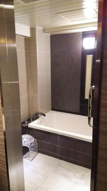 HOTEL北欧～HOKUO～(横浜市西区/ラブホテル)の写真『203号室。お風呂です。椅子と洗面器がお洒落でした。』by キジ