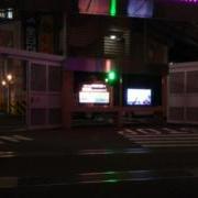 ホテルGOLF甲府昭和(昭和町/ラブホテル)の写真『深夜の出入口です。左が入口、右が出口。一方通行です。』by 折口 直公