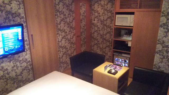 HOTEL555錦糸町店(墨田区/ラブホテル)の写真『603号室。ﾍﾞｯﾄﾞ側からの部屋です。ｴｺﾉﾐｰなので狭いです。』by キジ
