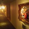 HOTEL555錦糸町店(墨田区/ラブホテル)の写真『603号室利用。6階の(妖ﾐｽﾃﾘｱｽ)階の廊下はこんな感じです。絵が怖い。』by キジ