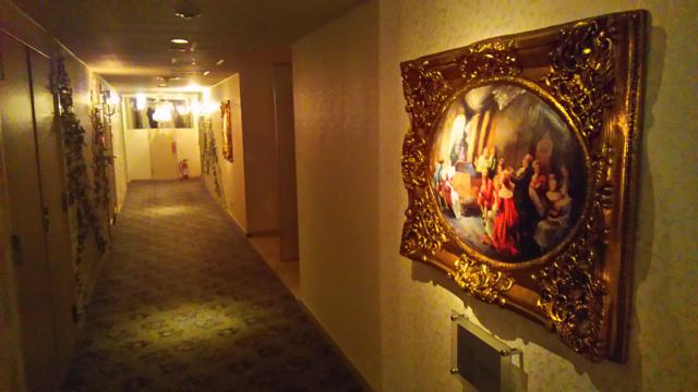 HOTEL555錦糸町店(墨田区/ラブホテル)の写真『603号室利用。6階の(妖ﾐｽﾃﾘｱｽ)階の廊下はこんな感じです。絵が怖い。』by キジ