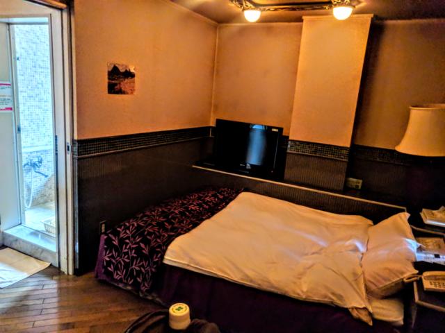 サンレモ(新宿区/ラブホテル)の写真『302号室テーブル付近からベッドと浴室を撮影』by 千葉の男前