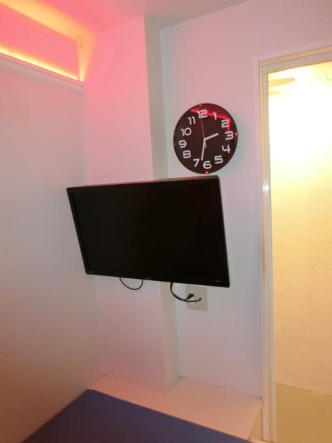 レンタルルーム プレジャー(港区/ラブホテル)の写真『21号室のテレビ(多分32インチ)、時計』by たけのこ