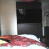 RAMSES SEVEN(ラムセスセブン)(豊島区/ラブホテル)の写真『405号室ベッド、天蓋、壁掛け大画面テレビの位置関係(頭側より望む)』by ルーリー９nine