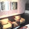 RAMSES SEVEN(ラムセスセブン)(豊島区/ラブホテル)の写真『405号室  ソファー&amp;テーブルとベッド、冷蔵庫・食器棚の位置関係』by ルーリー９nine