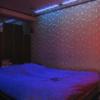 HOTEL 絆（きずな）(台東区/ラブホテル)の写真『506号室　ブラックライトだけにするとこんな感じです』by nognog