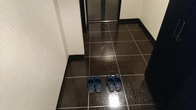 アラウダリゾート国立(国立市/ラブホテル)の写真『408号室、入り口のスリッパ』by おむすび