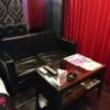 アラウダリゾート国立(国立市/ラブホテル)の写真『408号室、ソファーとテーブル』by おむすび