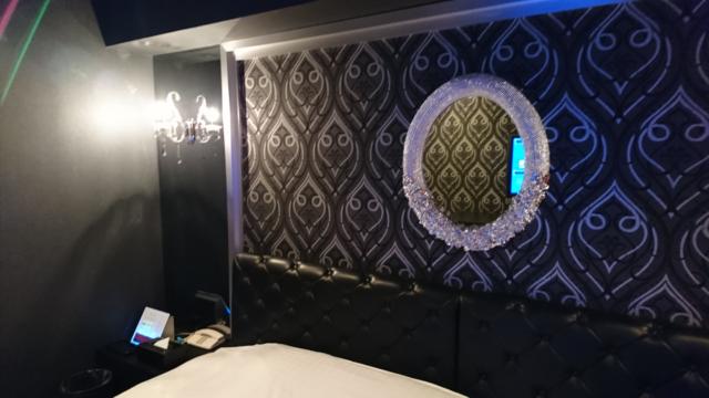 アラウダリゾート国立(国立市/ラブホテル)の写真『408号室、ベッド枕元の鏡と灯り』by おむすび