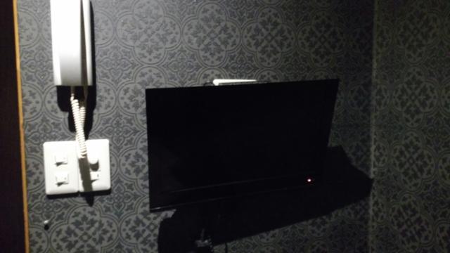 レンタルルーム MK(千代田区/ラブホテル)の写真『805号室の壁掛けテレビ』by 上戸 信二