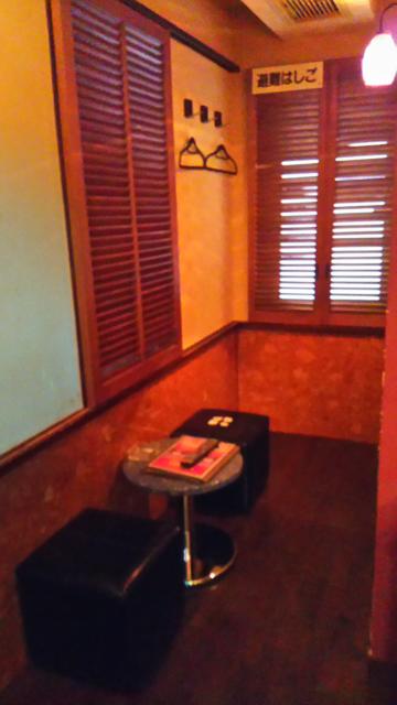 HOTEL RIVIERA(リビエラ)(横浜市西区/ラブホテル)の写真『3A室の椅子と机。ベッドの足元側に細長くあります。』by キジ