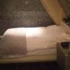 ホテル エリアス(豊島区/ラブホテル)の写真『405ベッドルーム。部屋そのものは狭いです。ベッドも古いかな？部屋に入ったら窓が開いててビックリしました。』by ゆうじい
