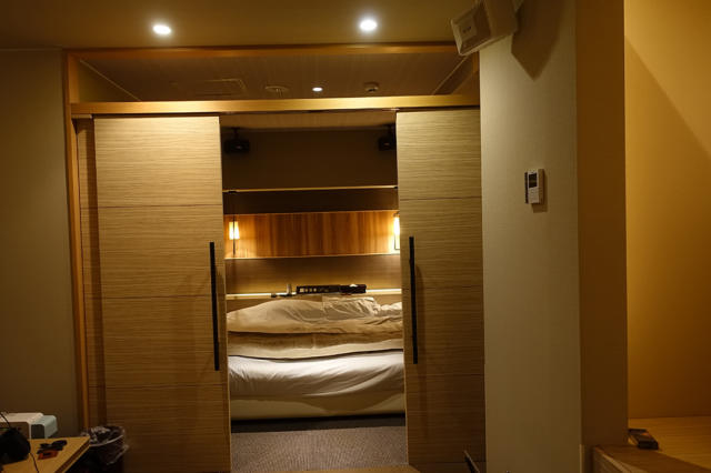Natu-Re（ナチュレ）(浜松市/ラブホテル)の写真『405号室のベッドコーナー、広い部屋の一角の引き戸の中にあります』by ４５°