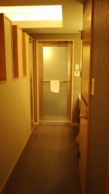 メタルウエーブ(墨田区/ラブホテル)の写真『204号室入って右側に洗面台、奥が浴室、手前はトイレ』by 弓使い