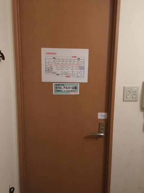 レンタルルーム ROOMS(新宿区/ラブホテル)の写真『11号室玄関扉内側』by ワンピ