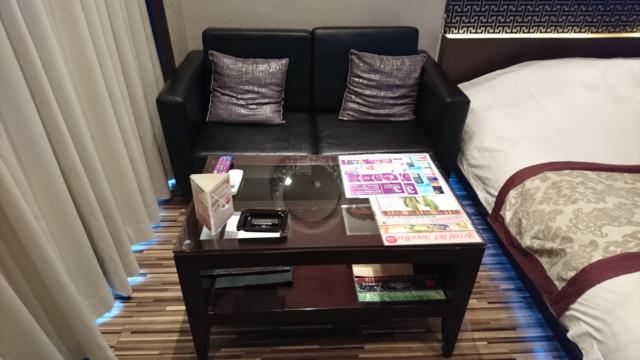 アラウダリゾート国立(国立市/ラブホテル)の写真『509号室、ソファーとテーブル』by おむすび