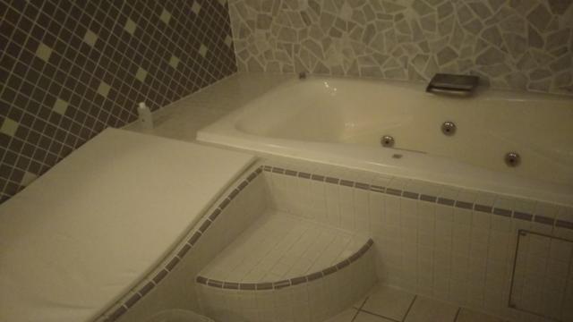 ウォーターホテルS国立(国立市/ラブホテル)の写真『208号室。お風呂は広い。ジャグジー有、ミスト有、マットレス＆ローション有』by やまけんちゃん