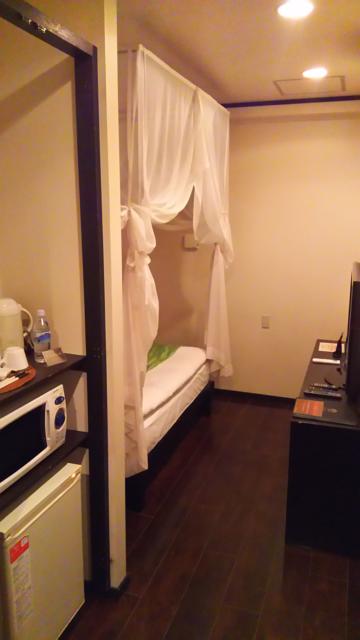 ホテルザ・ロータスバリ(川崎市川崎区/ラブホテル)の写真『203号室利用。部屋の全景です。丸い机がありましたが、この時はあびるがずらして、ﾀﾊﾞｺ吸ってました。』by キジ