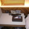 錦糸町 プチテル(墨田区/ラブホテル)の写真『303号室のベッド脇のサイドテーブル』by YOSA69