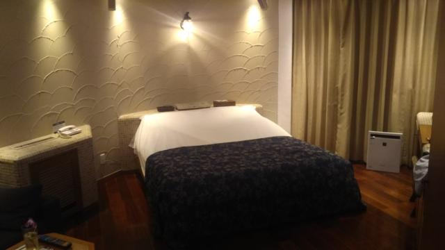 ウォーターホテルS国立(国立市/ラブホテル)の写真『501号室 広めのベッドが小さく見える、余裕の空間』by やまけんちゃん