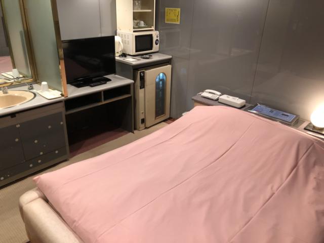 ホテル 日光(台東区/ラブホテル)の写真『102号室 ベッドの横に洗面所とテレビなど』by みこすりはん