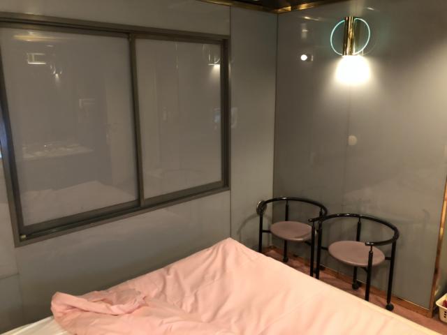 ホテル 日光(台東区/ラブホテル)の写真『102号室 ベッドの足元に椅子のみ』by みこすりはん