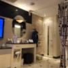 ホテル D-WAVE(ディーウェイブ)(新宿区/ラブホテル)の写真『206号室 テレビの隣に洗面、謎の仕切り、カラオケは あるけれど 今どきマイクがコード式。』by ちぃちぃ