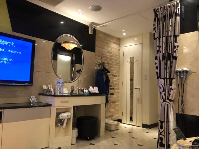 ホテル D-WAVE(ディーウェイブ)(新宿区/ラブホテル)の写真『206号室 テレビの隣に洗面、謎の仕切り、カラオケは あるけれど 今どきマイクがコード式。』by ちぃちぃ