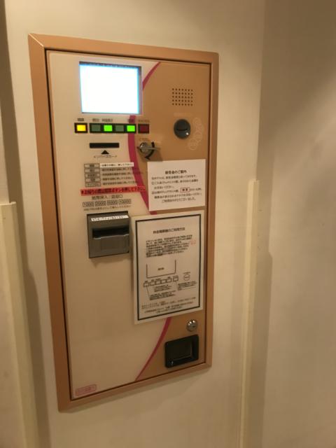 W-ARAMIS（アラミス）(新宿区/ラブホテル)の写真『室内の自動精算機』by 少佐