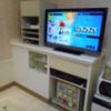 キャトルセゾン(所沢市/ラブホテル)の写真『306号室、テレビとコンビニボックスなど』by もんが～