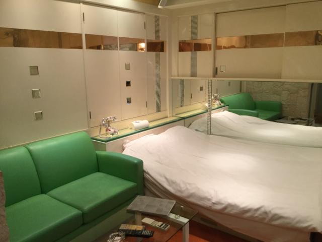 XO新宿(新宿区/ラブホテル)の写真『601号室（Oタイプ）室内、ベッド、ソファ』by ACB48