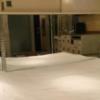 XO新宿(新宿区/ラブホテル)の写真『601号室（Oタイプ）室内、ベッド脇のミラー（右端に電マちゃん）』by ACB48