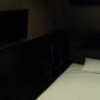 HOTEL HERME（エルメ）(渋谷区/ラブホテル)の写真『401号室。２人がけソファーからベッド脇の壁掛けテレビ』by へんりく