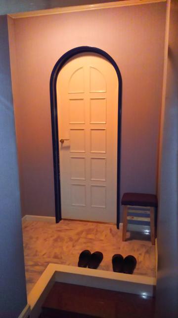 HOTEL 555(伊豆の国市/ラブホテル)の写真『201号室利用。部屋の入口、エントランス部分です。』by キジ