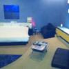 HOTEL 555(伊豆の国市/ラブホテル)の写真『201号室利用。このﾎﾃﾙの部屋の写真です。ｿﾌｧｰわ机が２ヶ所にあります。』by キジ