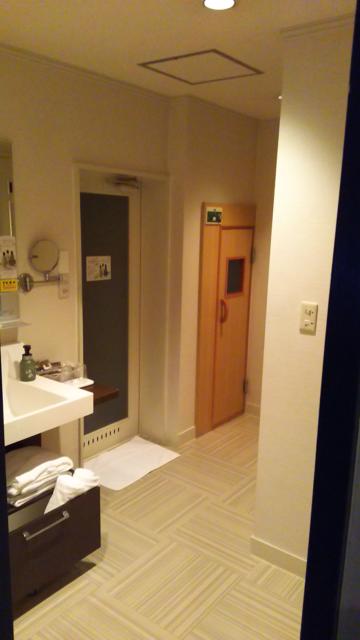 HOTEL 555(伊豆の国市/ラブホテル)の写真『201号室利用。洗面所です。右がトイレ。正面がｻｳﾅ、左がお風呂です。』by キジ