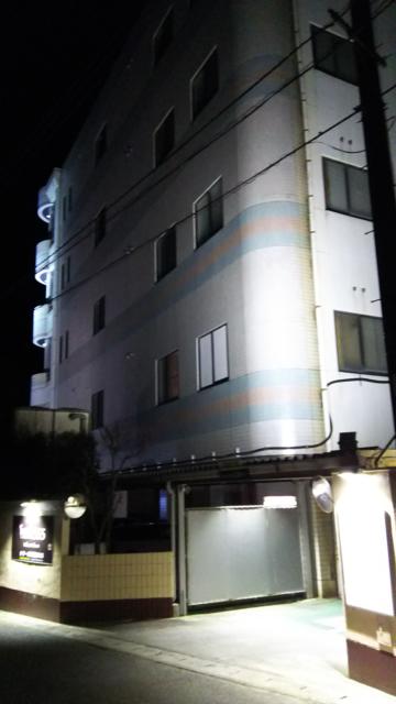 HOTEL 555(伊豆の国市/ラブホテル)の写真『201号室利用。帰り際、夜の外観の写真です。』by キジ